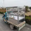 Carrito de tres ruedas puesto de exhibición estante a prueba de viento y polvo tanghulu liangpi platillos estofados completamente cerrado estante de exhibición plegable de tres niveles