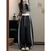 Pantalones deportivos de algodón grises, otoño 2026, diseño a rayas de bloques de color, estilo de pierna curva, pantalones anchos holgados y casuales
