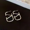 Pendientes de broche de metal personalizados con la letra V geométrica de plata de ley 925, pendientes de moda europea y americana, pendientes de temperamento de viento frío de alto sentido para mujer