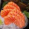 Sashimi de salmón frío, recién cortado de la parte media de la barriga del pescado, listo para comer, recién sacrificado, sin procesamiento requerido, sin piel, sin espinas
