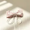 Grampo de garra com laço de cetim de bolinhas peça única para revenda para mulheres, grampo de tubarão de fita suave para penteados na nuca, acessório de cabelo