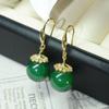 Alta calidad redondo calcedonia verde natural gancho para la oreja colgante Joker clásico pendientes de calcedonia verde fábrica venta al por mayor moda nuevo