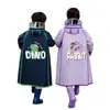 Capa de Chuva Infantil Unissex para Meninos e Meninas Totalmente Impermeável Contra Chuva Forte Especial para Alunos do Ensino Fundamental Leve com Compartimento para Mochila Capa de Chuva
