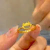 Transmissão ao Vivo de Anéis de Flor Rosa Banhados a Ouro de Alta Qualidade, Mesmo Estilo das Lojas de Ouro, Anéis Ajustáveis Pixiu Banhados a Ouro da Moda, Atacado em Estoque