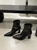 Botas Chelsea Curtas Finas com Salto Alto Grosso e Bico Apontado Francesas para Mulheres Outono e Inverno Nova Roupa Externa Zíper nas Costas Botas Curtas Clássicas da Moda