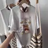 Camiseta Casual Estilo College com Estampa de Desenho para Mulheres Verão 2026 Nova Retrô Solta Cinza Manga Curta Algodão