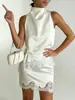 Conjunto de Chaleco Blanco de Cuello Alto sin Mangas Estilo Puro Deseo con Nuevo Top Ajustado al Cuerpo con Incrustaciones de Encaje y Falda Corta que se Ajusta a la Cadera