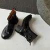 Botas de piel de vaca de primera capa de alta calidad para mujer, colección otoño/invierno 2026, con diseño de hebilla de cinturón, botines cortos y tacón de grosor medio, perfectas para un look de motociclista