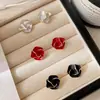 Pendientes de Botón de Camelia de Lujo Ligero de Nicho Venta Caliente Sentido de Alta Gama Pendientes de Influencer Sencillos Versátiles Temperamento Flor Joyería para Orejas Al por Mayor