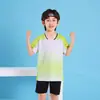 Nova Roupa Esportiva Traje de Badminton para Meninos e Meninas, Uniformes de Tênis de Mesa e Tênis de Secagem Rápida com Manga Curta, Uniformes de Vôlei com Números Impressos