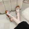 Sandalias Planas Casuales Cómodas Ligeras de Una Correa Moda Europea Americana Pedrería Punta Redonda Pantuflas Mujer 2026 Verano Nueva Llegada