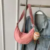 Bolsa Transversal Explosiva Feminina Transfronteiriça 2024 Nova Bolsa de Lona de Nylon Formato Bolinho Versátil de Ombro de Alta Qualidade Pequena Bolsa de Pano