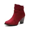 Botas Femininas 2026 Estilo Europeu e Americano Botas Curtas de Camurça com Zíper Lateral, Pelúcia Curta Artificial, Salto Médio Grosso, Bico Apontado de Borracha Botas da Moda