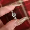 Anel Minimalista de Diamante Brilhante para Mulheres, Anel de Pedida com Seis Garras, Tamanho Ajustável, Luxo Leve, Nicho, Sensação de Alto Padrão, Moderno e Versátil