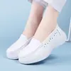Zapatos de Hospital para Enfermeras de Verano para Mujer en Stock, Huecos, Transpirables, Antiolor, Antideslizantes, Superficie Suave, Suela Suave, Resistentes al Desgaste, Zapatos Blancos para Mujer