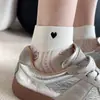 Calcetines cortos blancos para mujer, estilo japonés, de malla, con estampado de corazones, transpirables, versátiles, sencillos, calcetines tobilleros, absorbentes de sudor, calcetines sin costuras para mujer