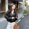 Chaqueta corta de cuero retro estilo Hong Kong con solapa marrón para mujer, nueva colección de otoño, abrigo estilo motero fresco y sofisticado