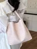 Bolsa de ombro retrô minimalista, bolsa casual de design nichado, novo estilo de verão 2026, bolsa única feminina de ombro