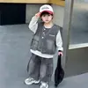 Conjunto de Três Peças Jeans com Estampa de Letras para Meninos Primavera e Outono Estilo Coreano Conjunto Lindo Tendência Cool para Crianças Pequenas