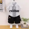 Conjunto de Duas Peças Camiseta com Gola Redonda e Manga Curta com Letras para Meninos 2026 Conjunto Polo de Manga Curta com Letras Tendência