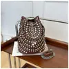 Bolso Cubo Remachado con Patrón de Lichi, Nuevo Estilo de Moda, Bolso de Hombro Cruzado Estilo Punk Retro Personalizado, Bolso de Mano de Gran Capacidad