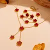 Conjunto de Flor de Cinco Folhas Retrô Mais Vendido Atravessando Fronteiras para Mulheres, Colar Elegante e Moderno de Flor de Cinco Folhas em Aço Titânio, Luxo Leve e Sem Desbotamento Atacado