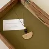 Nova corrente para o pescoço com pingente de bolota trançado em palha estilo Zen chinês para mulheres, corrente para clavícula estilo étnico, acessório longo estilo nicho de férias