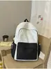 Fofa e doce, com um tom leitoso e bolinhas contrastantes, esta mochila é perfeita para estudantes universitárias usarem em seus passeios diários, criando uma atmosfera estilosa.