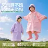 Impermeable infantil, estilo escuela primaria, diseñado para uso escolar, con capucha grande, compartimento para mochila y diseño todo en uno para protección de cuerpo completo contra lluvia intensa