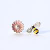 Pendientes de plata de ley 925 con forma de abeja, asimétricos, con margaritas y flores, bonitos, pequeños y frescos, con forma de hueso para la oreja.