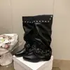 Botas Femininas de Cano Alto 2026 Outono Novo Estilo Garota Spicy Rebite Bico Fino Salto Grosso Botas Cavaleiro Fivela de Cinto Botas Franzidas