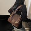 Bolso retro individual externo para mujer, primavera y verano 2025, nuevo bolso cruzado informal de alta gama, combinable con todo, bolso tipo cubo portátil explosivo.