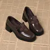 Sapatos de Couro Macio de Bico Fino para Mulheres 2026 Primavera e Outono Novos Estilo Francês Britânico Mocassins Retrô Sapatos Elegantes para Mãe Confortáveis