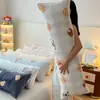 Almofada longa de veludo de leite com estampa de desenho animado estilo Ins, adequada para camas de dormitório, previne batidas e pode ser usada como travesseiro para quem dorme de lado.; o enchimento do travesseiro é removível e lavável