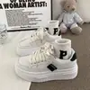 Zapatos Blancos de Suela Gruesa de Venta Caliente para Mujer Primavera y Otoño Estilo Hong Kong que Aumentan la Altura Nuevos 2026 Versátiles Casuales Deportivos Zapatos de Tabla de Nicho
