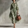 Coleção outono 2026 europeia e americana transfronteiriça: vestido maxi estampado em sarja, com mangas bufantes e saia ampla, cintura marcada, perfeito para férias em um resort