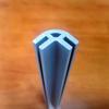 Pvcabs Perfil de Forma Especial Perfil de Extrusión Profesional Perfil de Acero Plástico Canaleta en Forma de U Abrazadera para Canaleta de Montaña de PVC Abrazadera de Plástico