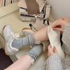 Calcetines blancos de tubo medio con doble aguja y etiqueta de tela para primavera y otoño, calcetines apilados japoneses Jk con patrón vertical, ropa exterior que combina con todo, calcetines Zhuji