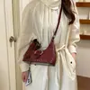 Versátil textura tejida nueva 2026 para mujer, exquisita bolsa diagonal retro para debajo del brazo, bolso de mano texturizado, bolso de hombro único para el commuting de otoño