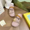 Nueva Bolsa de Cabeza de Estrella de Cinco Puntas Hueca Marrón Chanclas Semiabiertas para Mujer Verano Nueva Ropa Exterior Ligera Súper Bonita Zapatos con Agujeros Antideslizantes