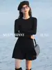 Elegante y sofisticado vestido suéter de punto gris de estilo coreano para mujer, otoño e invierno, con un diseño que ciñe la cintura