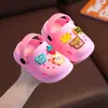 Sapatos Furados Infantis Verão Respiráveis Antiderrapantes Biqueira Dupla Utilidade Chinelos Infantis Domésticos Sandálias Fofas de Desenho Animado para Meninos e Meninas
