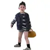 Ropa Infantil Estilo Coreano Conjunto de Primavera para Niños y Niñas, Chaqueta de Mezclilla Casual a la Moda, Chaleco, Camiseta de Manga Larga a Rayas, Pantalones Cortos Conjunto de Tres Piezas