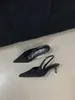 Sandálias fechadas de salto alto estilo francês, sapatos de fada, novo estilo primavera-verão 2026, sapatos femininos elegantes de bico fino com estampa de leopardo e sem calcanhar