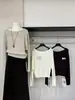 Suéter irregular de punto para mujer con hombros descubiertos y manga larga, nueva colección otoño/invierno 2026, corte ajustado, top de punto chic, versátil