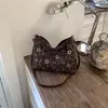 2026 Nuevo Estilo Chica Caliente Gran Capacidad Texturizada Lujo Ligero Bolso de Hombro Cruzado Tote para Mujeres con Diseño Único de Remaches para Viajar al Trabajo