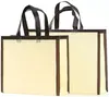 Bolsa no tejida en stock Impresión a color de película Bolso de mano para llevar ropa a domicilio Regalo publicitario Bolsa de compras promocional al por mayor