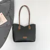 Bolsa Tote Grande de Capacidad Simple Estilo Coreano Bolso de Hombro Único para Mujer Moda Versátil para Viajar Colgante de Oso Sensación de Alta Gama Bolso de Mano