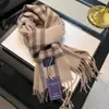 Nueva versión 2024 de la versión en inglés de la bufanda de cachemira a cuadros rojos textura bufanda cálida de invierno regalo bufanda chal