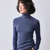 Suéter feminino premium de malha fina com mangas compridas para outono e inverno, feito de tecido delicado de malha fina, caimento solto, adequado para o trabalho, blusa de base de tricô pulôver